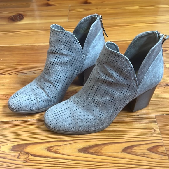Fergalicious Gray Booties Size 8.5 - Picture 1 of 5